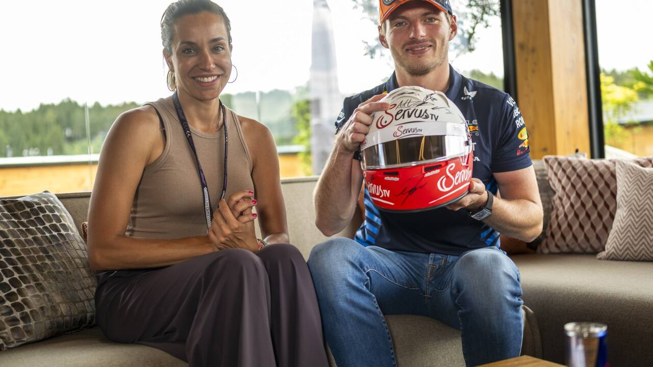 Andrea Schlager mit Formel-1-Weltmeister Max Verstappen.  