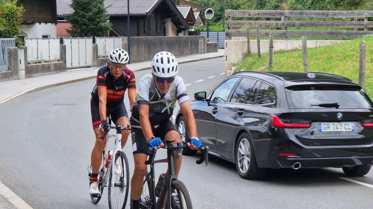 Meist sind sowohl auf dem Gehsteig als auch auf dem Mehrzweckstreifen (rechts im Bild) ebenfalls Radfahrer unterwegs - in einer unübersichtlichen Kurve mit gegenverkehr eine gefährliche Situation. 