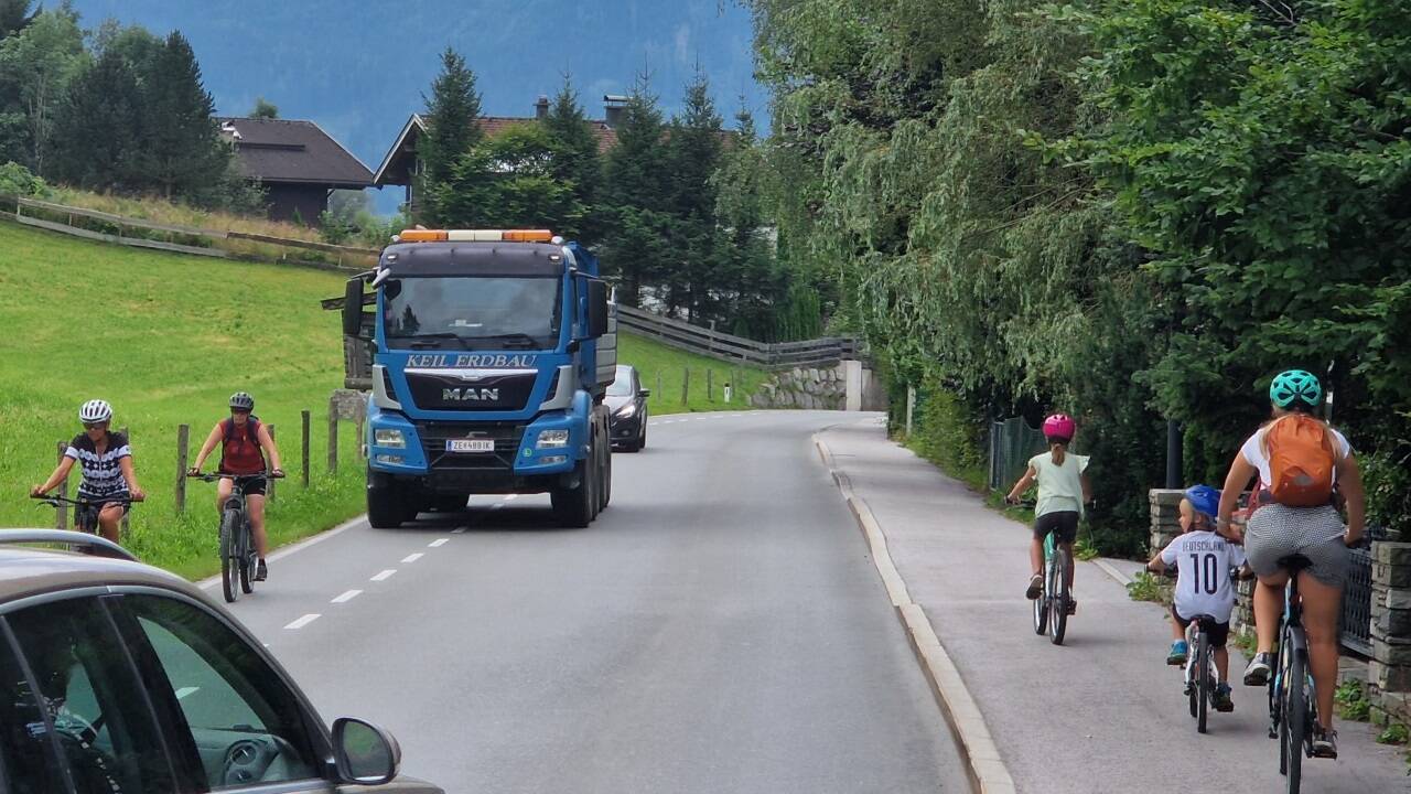 Im Extremfall sind auf dem Gehsteig zusätzlich noch Fußgänger bzw. Läufer unterwegs und daneben auf der Straße Rennradfahrer, die den Geh-/Fahrradsteig nicht benutzen. 