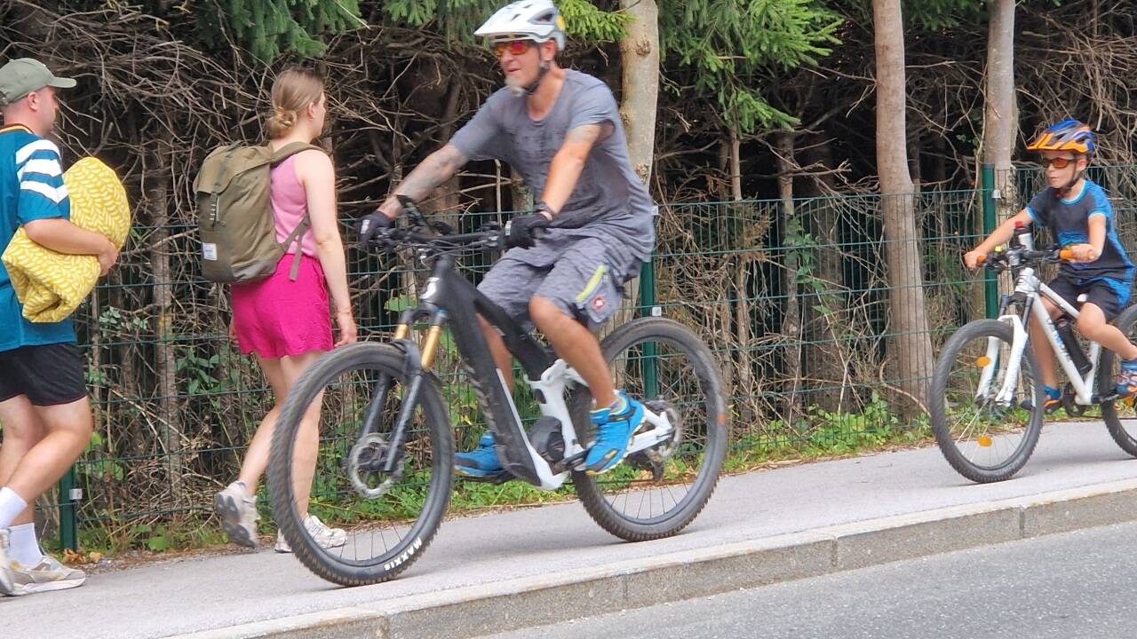 Fußgänger und Radfahrer teilen sich – nicht immer friktionsfrei – den Gehsteig. Eine klarere Kennzeichnung könnte helfen. 