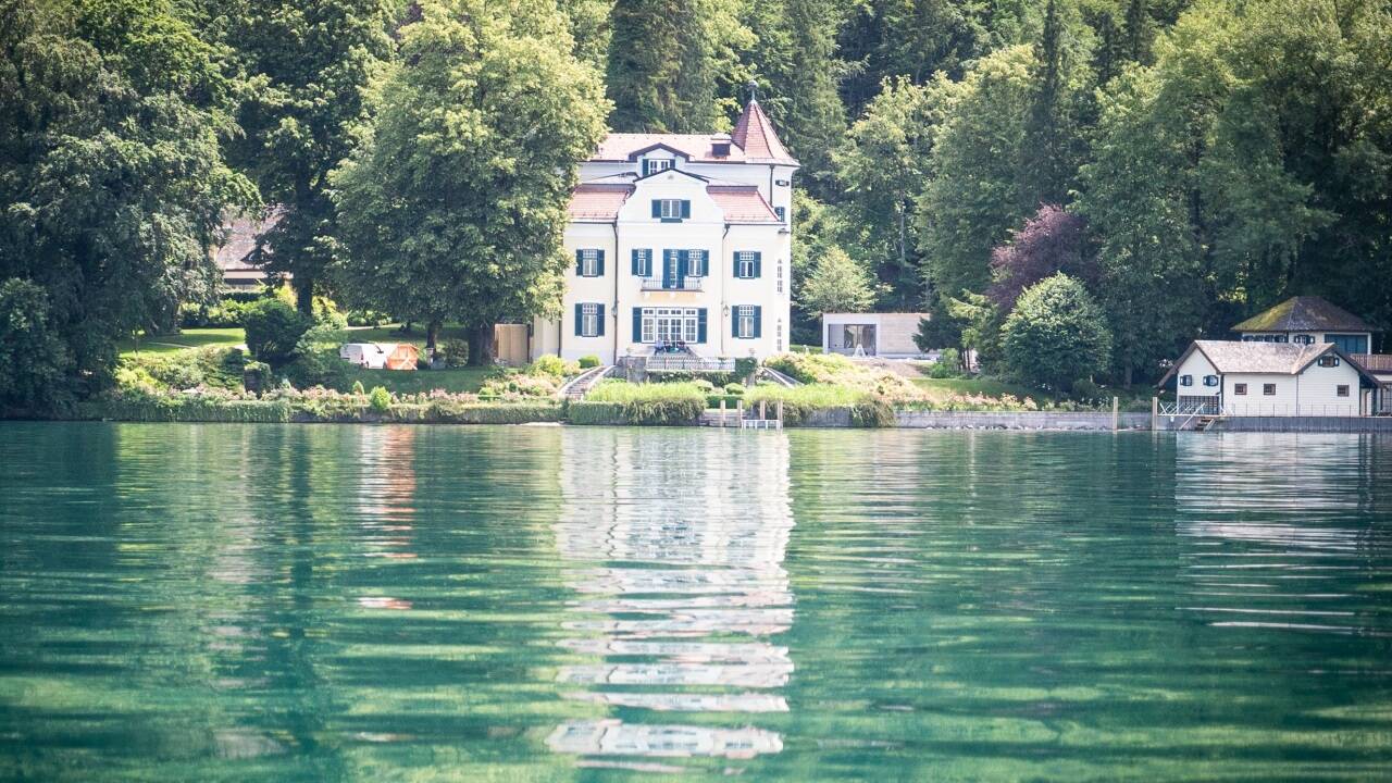 Die Villa liegt direkt am Attersee im Ortsgebiet von St. Gilgen. 