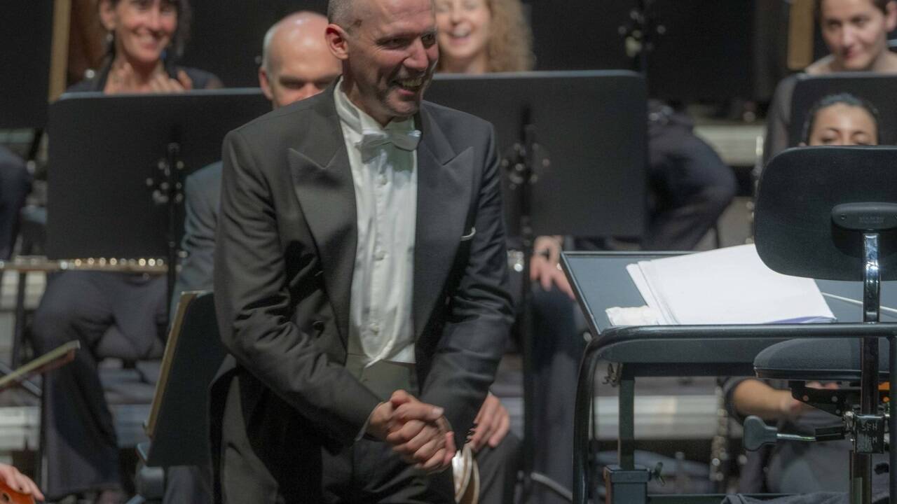 Stéphane Degout (Hamlet) und Mitglieder des Mozarteumorchesters Salzburg 