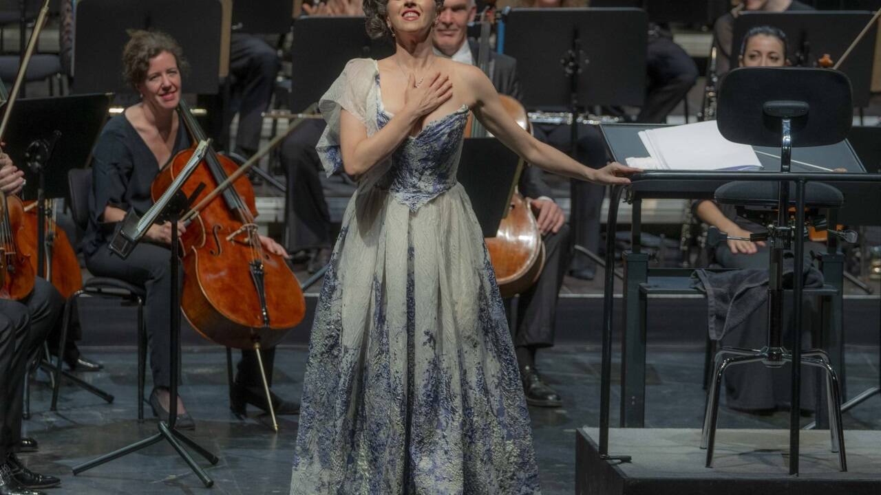  Lisette Oropesa (Ophélie) mit Mitgliedern des Mozarteumorchesters Salzburg 