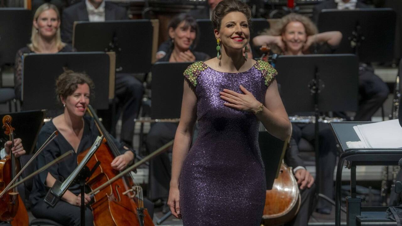 Ève-Maud Hubeaux (Königin Gertrude) und Mitglieder des Mozarteumorchesters Salzburg 