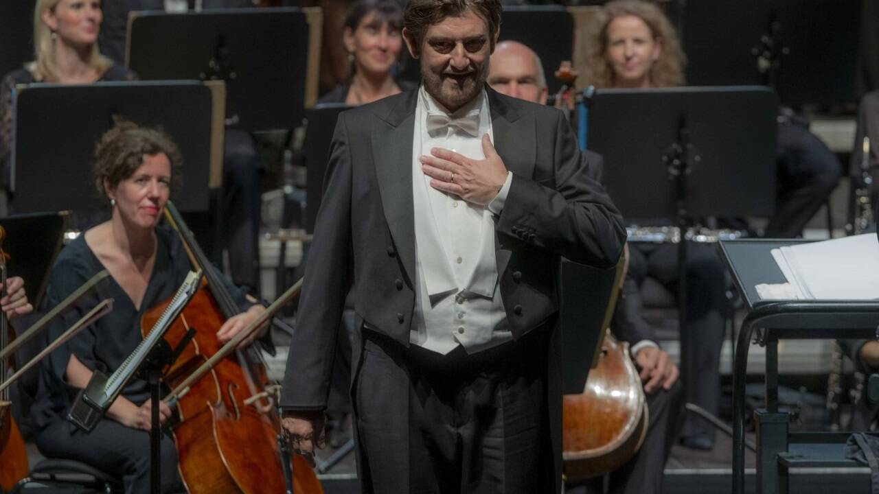 Jean Teitgen (Claudius, König von Dänemark) und Mitglieder des Mozarteumorchesters Salzburg 