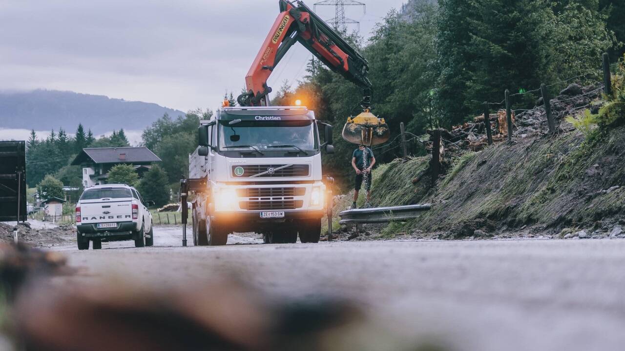  Aufräumarbeiten nach einigen Murenabgängen nach den Unwettern. 