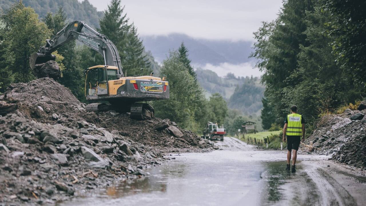  Aufräumarbeiten nach einigen Murenabgängen nach den Unwettern. 