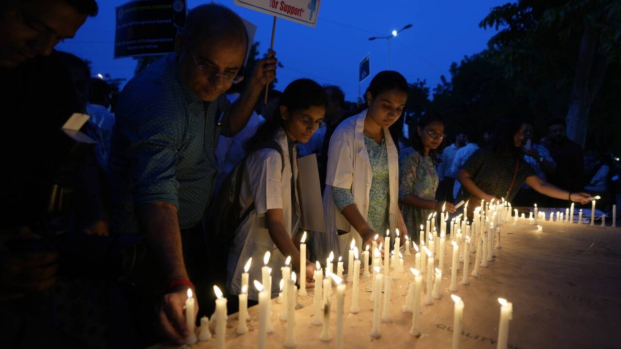 Indische Ärzte haben ihren landesweiten 24-Stunden-Streik als Protest gegen die Vergewaltigung und Tötung einer jungen Kollegin beendet.  Indische Ärzte haben ihren landesweiten 24-Stunden-Streik als Protest gegen die Vergewaltigung und Tötung einer jungen Kollegin beendet.
