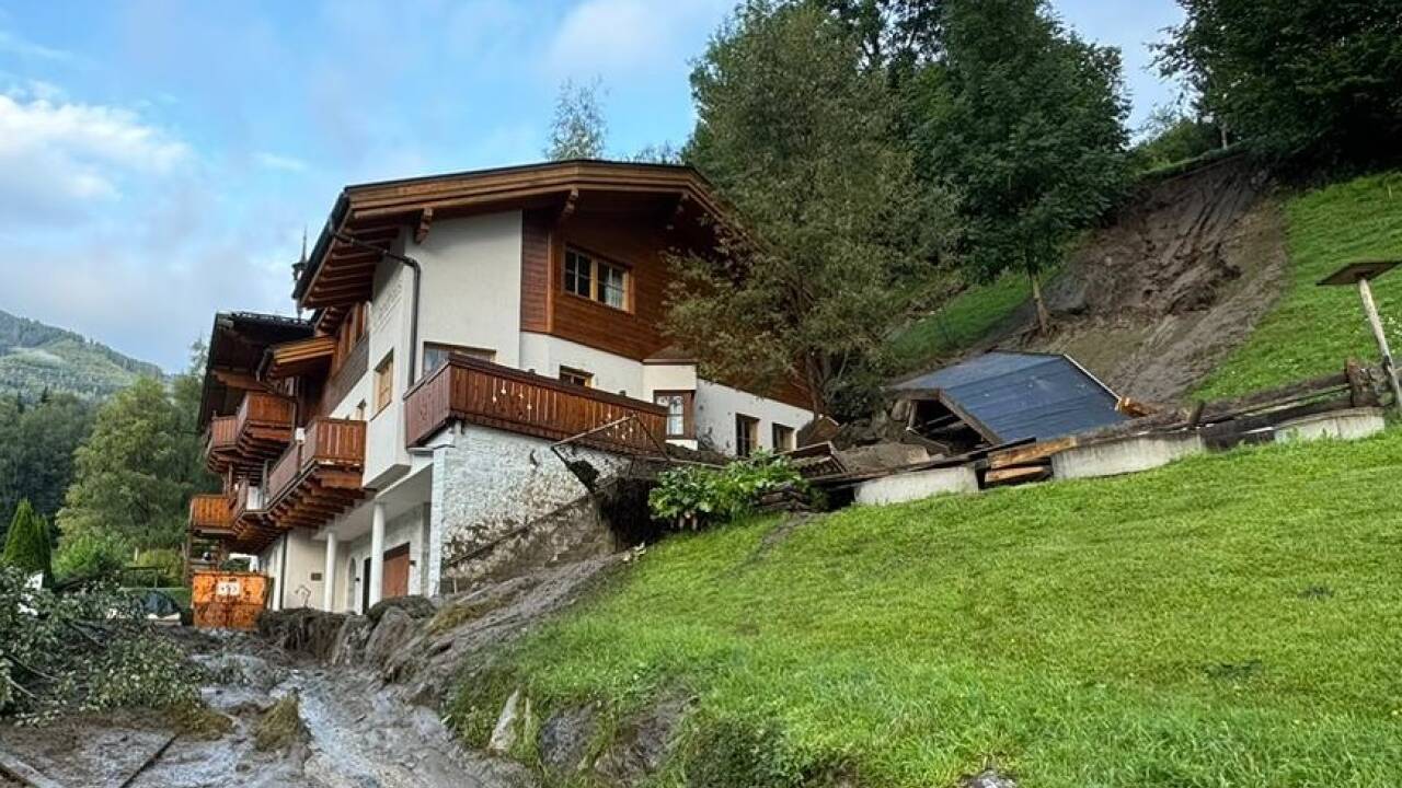 In Kaprun liefen am Sonntag die Aufräumarbeiten auf Hochtouren. Im Bild ein Haus auf dem Schaufelberg. 