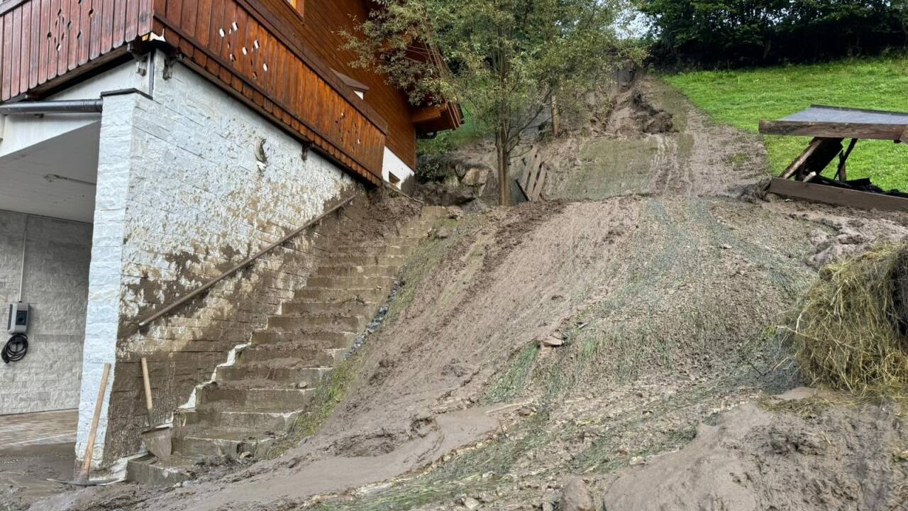 In Kaprun liefen am Sonntag die Aufräumarbeiten auf Hochtouren. Im Bild ein Haus auf dem Schaufelberg. 