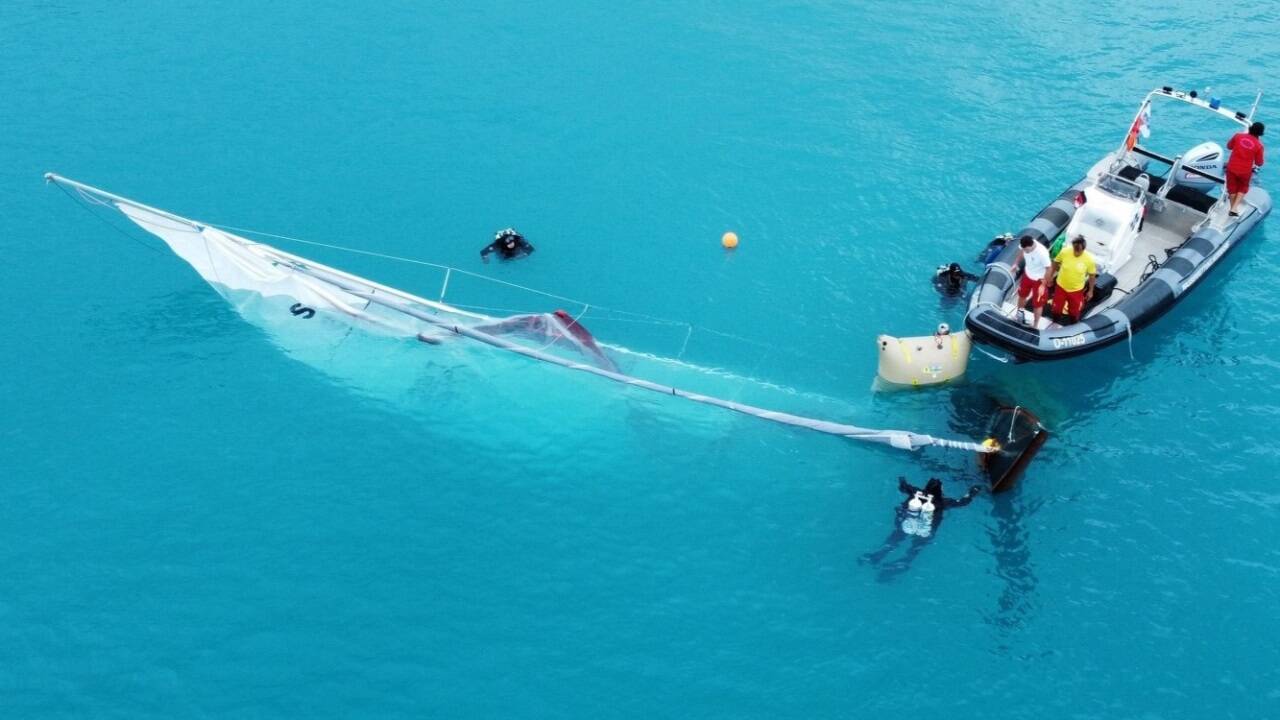 Am Samstag konnte das historische Segelboot unbeschadet aus den Tiefen des Attersees geborgen werden.  