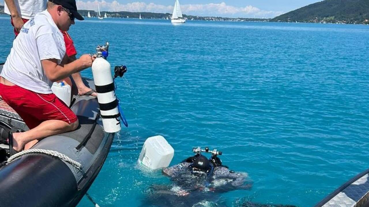 Die Wasserrettung Salzburg half bei der Bergung des Segelboots.  