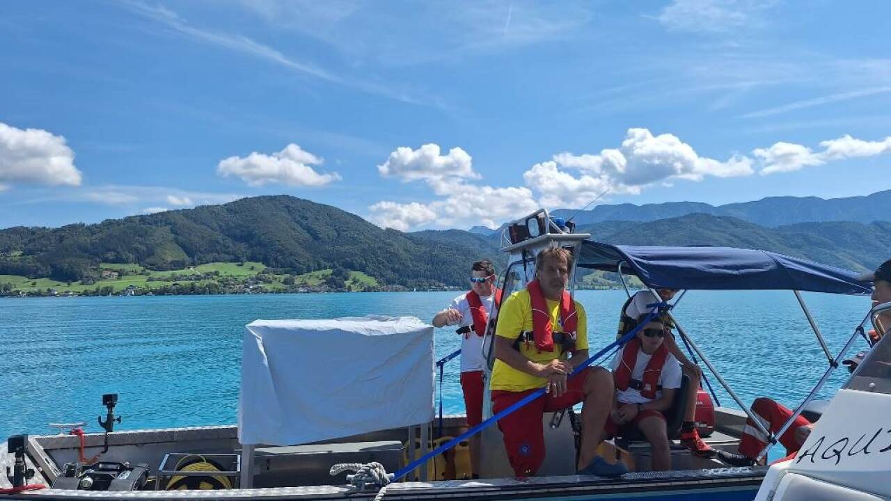 Die Wasserrettung Salzburg half bei der Bergung des Segelboots. 