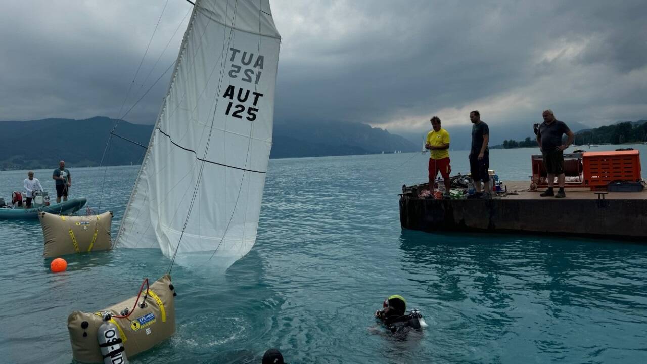 Die Einsatzkräfte der Wasserrettung Oberösterreich konnten das Segelboot bergen.  