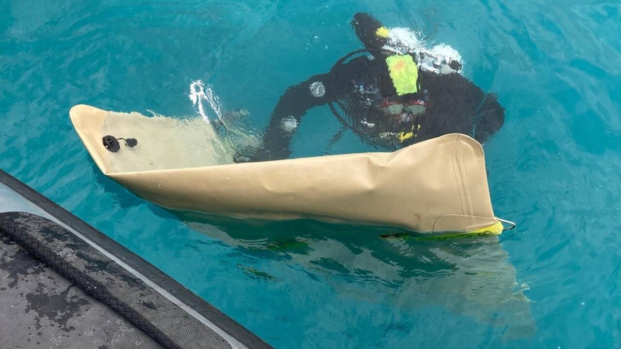 Die Einsatzkräfte der Wasserrettung Oberösterreich konnten das Segelboot bergen.  