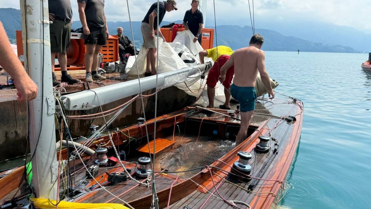 Die Einsatzkräfte der Wasserrettung Oberösterreich konnten das Segelboot bergen.  