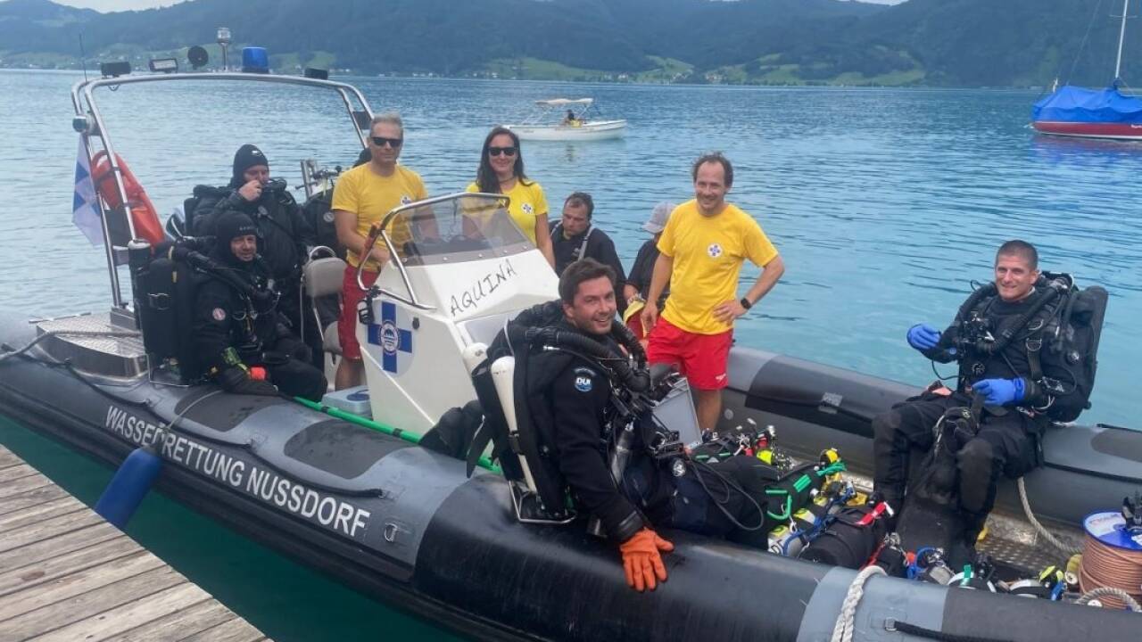 Die Einsatzkräfte der Wasserrettung Oberösterreich konnten das Segelboot bergen.  