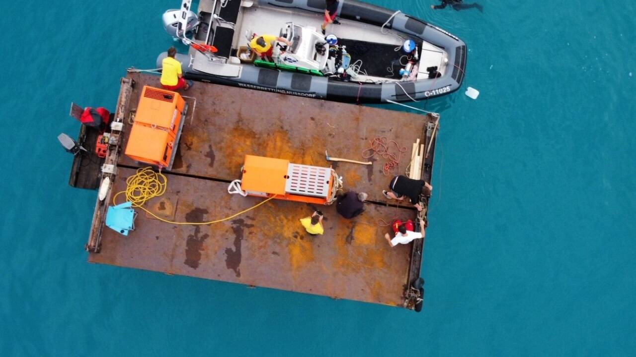 Die Einsatzkräfte der Wasserrettung Oberösterreich konnten das Segelboot bergen.  