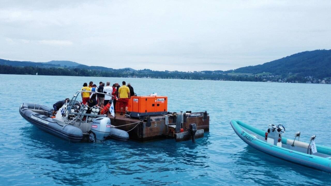 Die Einsatzkräfte der Wasserrettung Oberösterreich konnten das Segelboot bergen.  