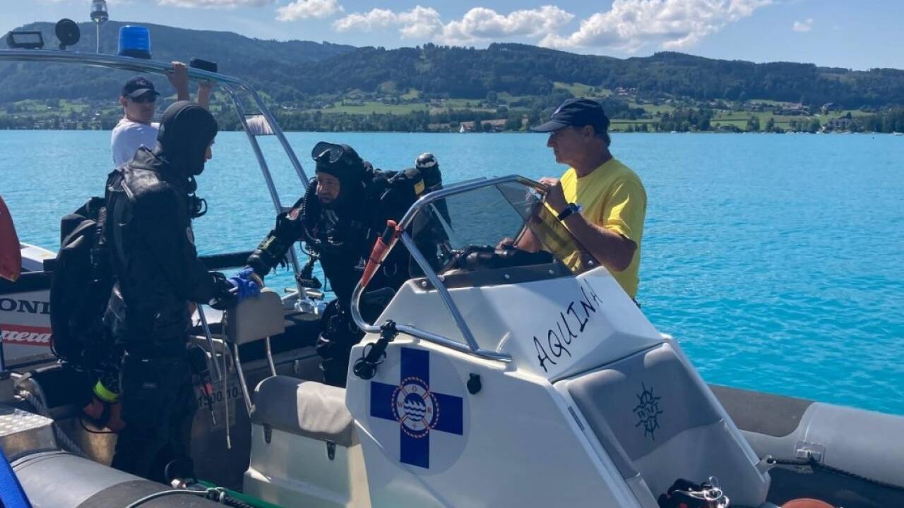Die Einsatzkräfte der Wasserrettung Oberösterreich konnten das Segelboot bergen.  