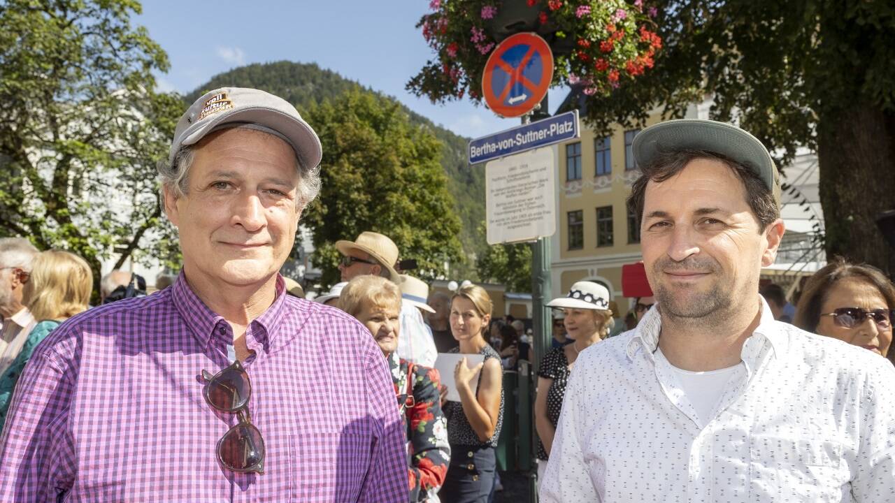 Alexander de Goederen und Mario Friedwagner vor dem Bertha-von-Suttner-Platz. Die beiden setzten sich massiv für die Benennung öffentlicher Plätze nach Frauen ein.   Alexander de Goederen und Mario Friedwagner vor dem Bertha-von-Suttner-Platz. Die beiden setzten sich massiv für die Benennung öffentlicher Plätze nach Frauen ein.