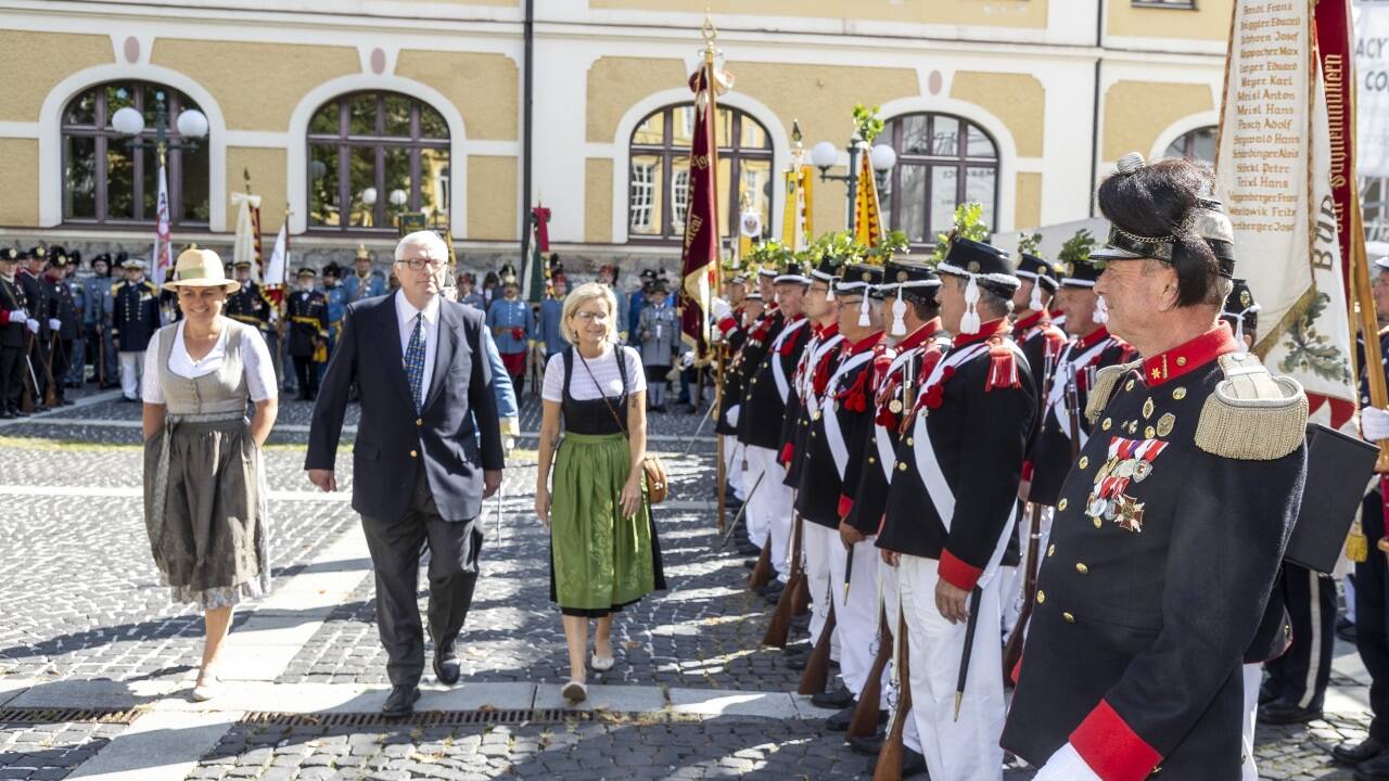 Traditionsregimenter stehen vor Markus Habsburg-Lothringen Spalier.  Traditionsregimenter stehen vor Markus Habsburg-Lothringen Spalier.