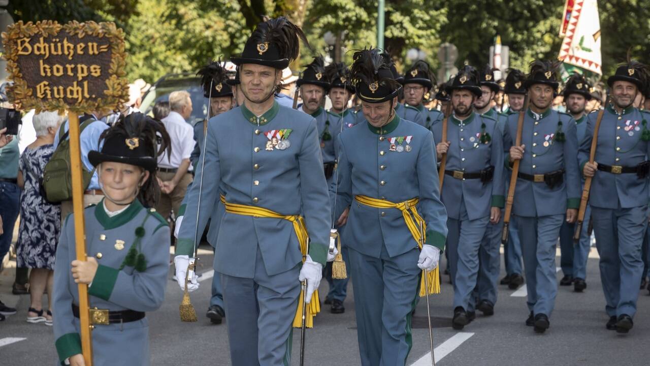 Das Schützenkorps aus Kuchl beim Umzug in Bad Ischl.   Das Schützenkorps aus Kuchl beim Umzug in Bad Ischl.