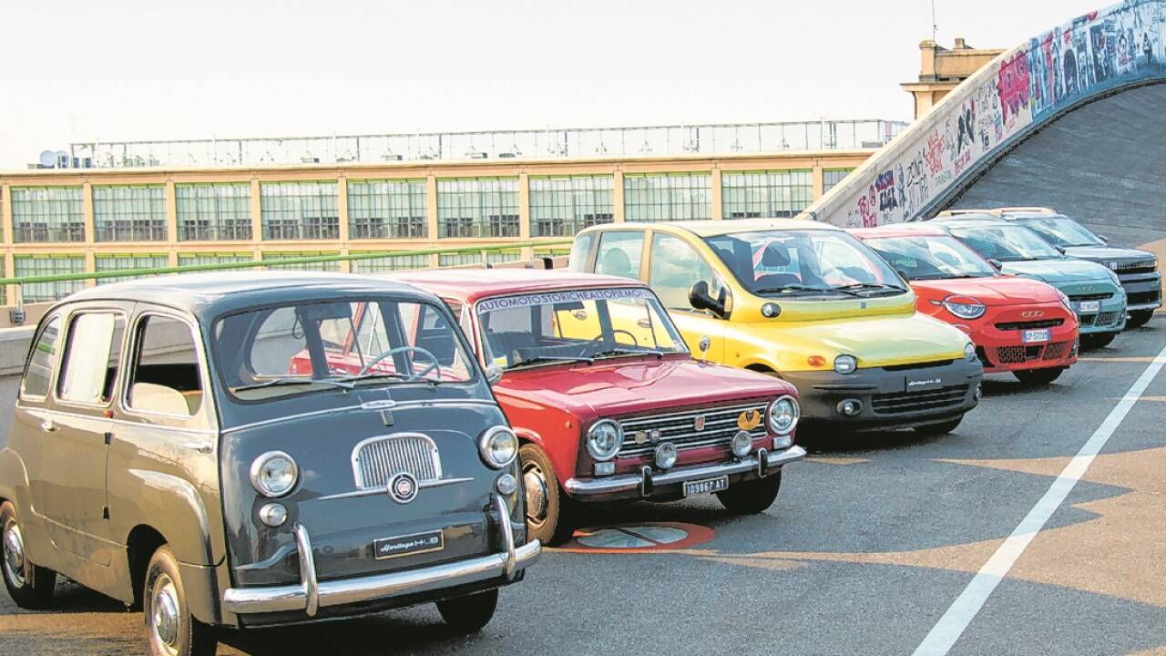 Auf dem Dach des berühmten Lingotto-Gebäudes in Turin begeht Fiat sein Jubiläum mit klassischem Blech und dem neuen Grande Panda.   Auf dem Dach des berühmten Lingotto-Gebäudes in Turin begeht Fiat sein Jubiläum mit klassischem Blech und dem neuen Grande Panda.