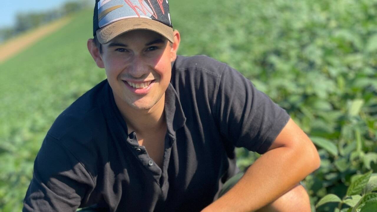 Lukas Reckendorfer baut erstmals nach der Ernte der Wintergerste auf dem gleichen Feld Sojabohnen an.  