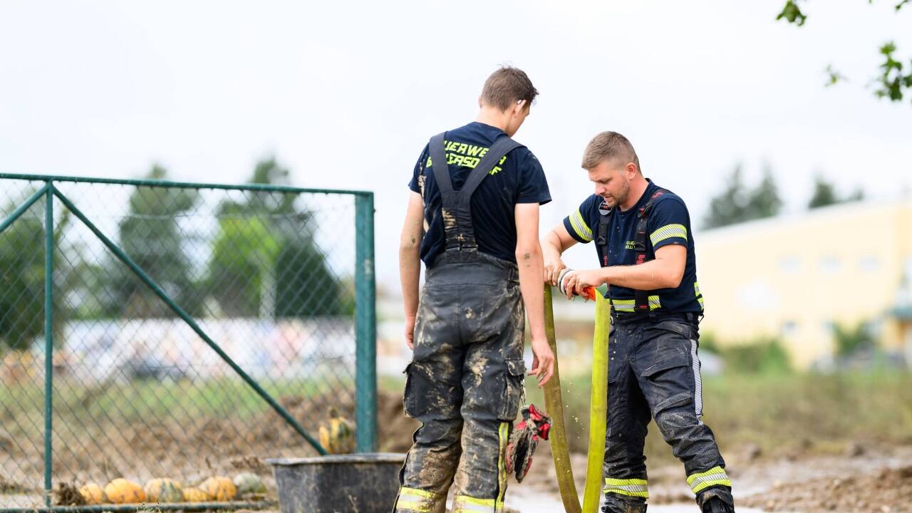 Einsatzkräfte bei den Aufräumarbeiten in Hollabrunn. 