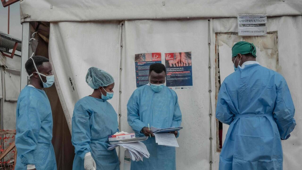 Medizinisches Personal in einem Mpox-Behandlungszentrum im Nyiragongo General Referral Hospital im Norden von Goma (Demokratische Republik Kongo). Medizinisches Personal in einem Mpox-Behandlungszentrum im Nyiragongo General Referral Hospital im Norden von Goma (Demokratische Republik Kongo).