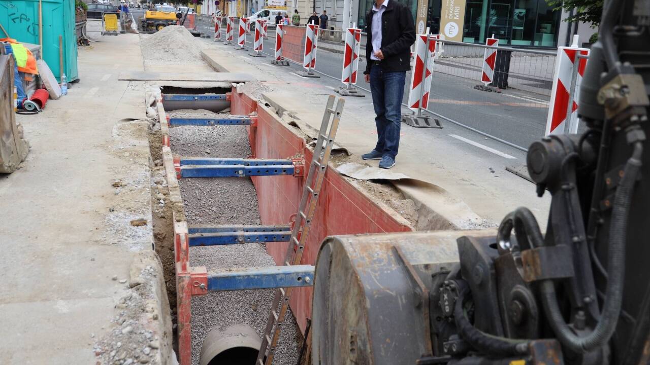 Im Vorjahr waren in der Schallmooser Hauptstraße umfangreiche Bau- und Sanierungsarbeiten durchgeführt worden. Jetzt wird der provisorische Asphalt durch eine endgültige Asphaltschicht ersetzt. Im Vorjahr waren in der Schallmooser Hauptstraße umfangreiche Bau- und Sanierungsarbeiten durchgeführt worden. Jetzt wird der provisorische Asphalt durch eine endgültige Asphaltschicht ersetzt.