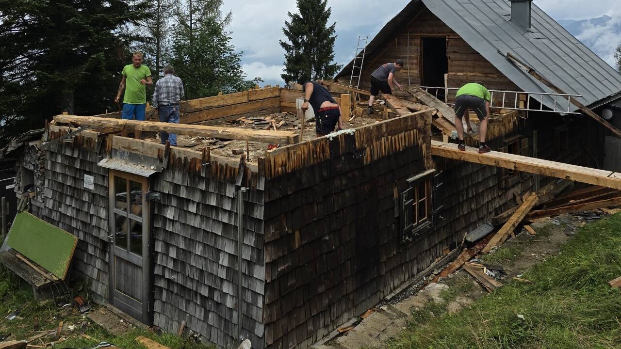 Um Geld zu sparen, tragen die Naturfreunde Bad Ischl die Bleckwandhütte in Strobl selber ab. Spatenstich für den Neubau ist am 26. August. 