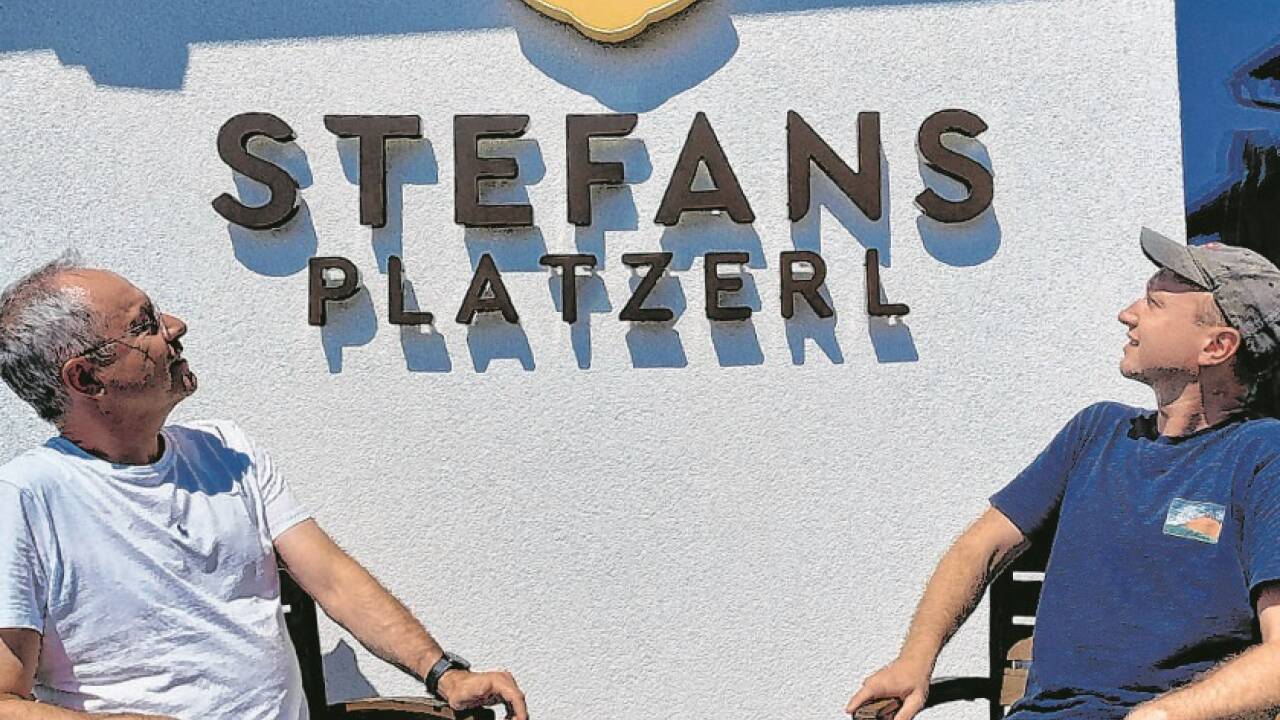 Bürgermeister Alfred Mayr und der Rurasmus-Student Richard Leißner am Stefangsplatzerl, dem neuen Dorfzentrum von St. Stefan. 