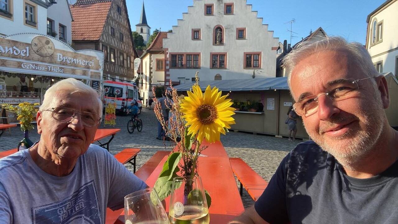 Ein erfrischender Zwischenstopp auf ihrer Bootsreise führte Josef (l.) und Roland Bieber zum Straßenweinfest in Wipfeld in Bayern. Ein erfrischender Zwischenstopp auf ihrer Bootsreise führte Josef (l.) und Roland Bieber zum Straßenweinfest in Wipfeld in Bayern.