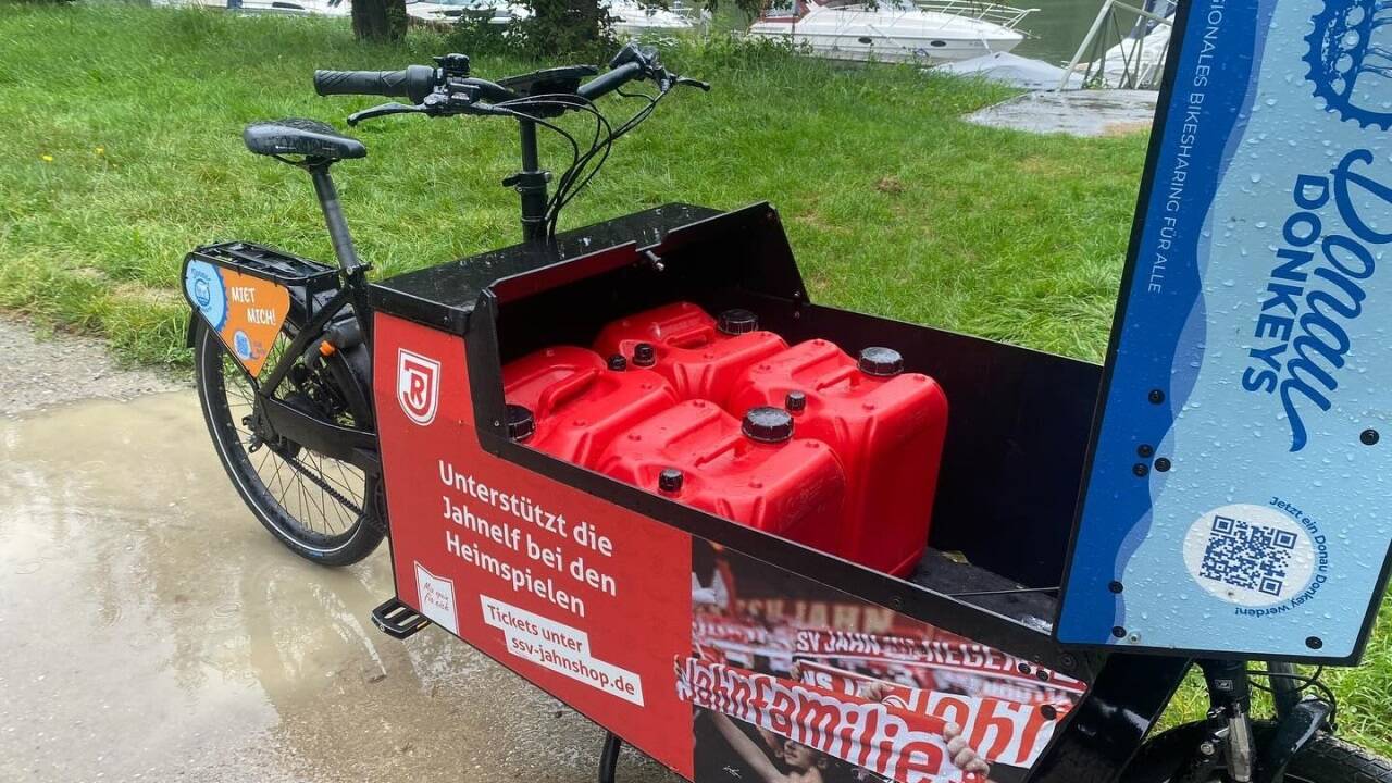 In Regensburg wurde ein Leihlastenrad mit Elektroantrieb zum „Tankfahrzeug“. In Regensburg wurde ein Leihlastenrad mit Elektroantrieb zum „Tankfahrzeug“.