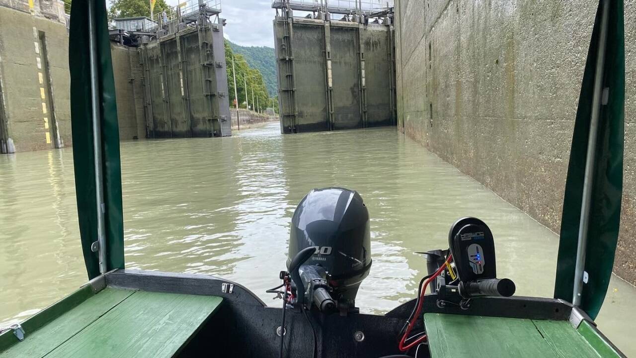 Große Schleuse, kleines Boot. Große Schleuse, kleines Boot.