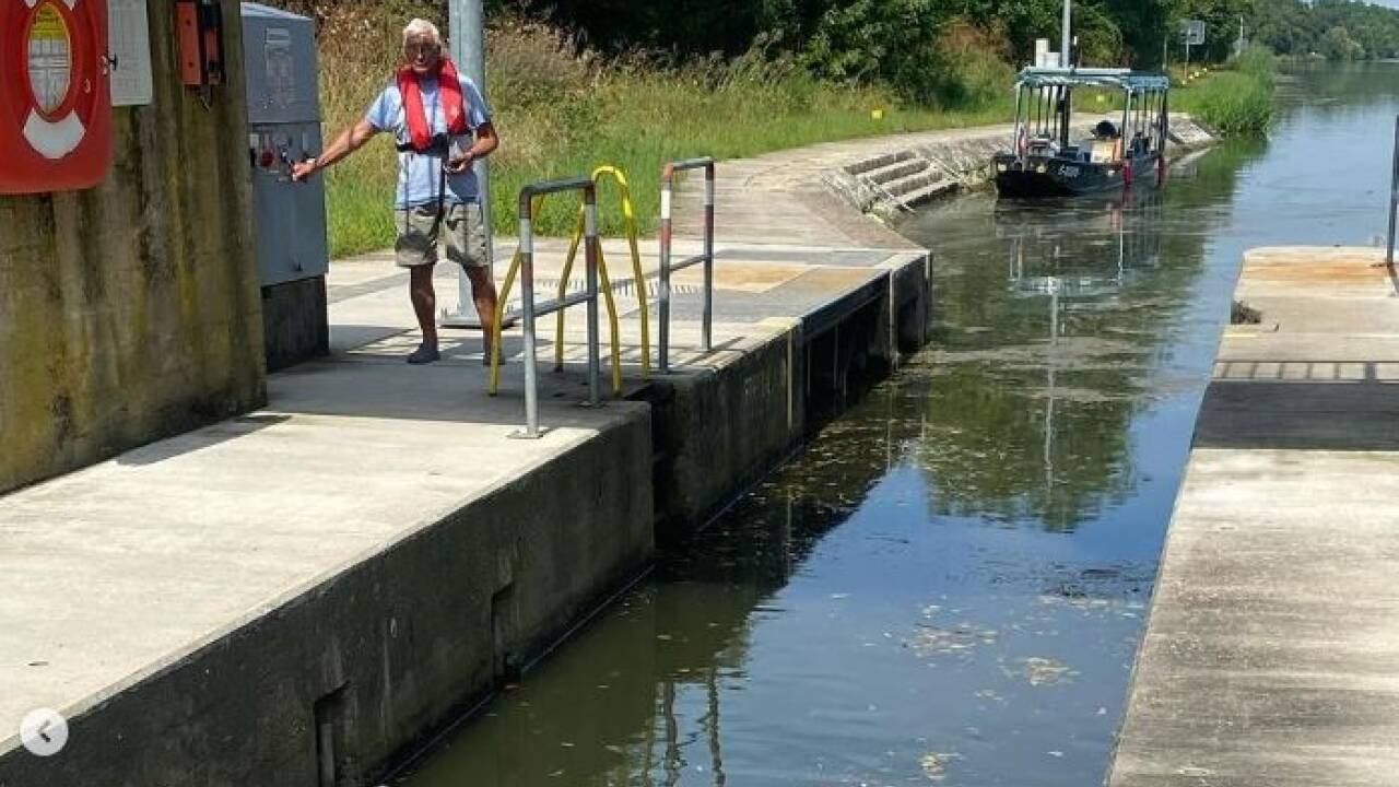 Die beiden kommen auch an vielen Schleusen vorbei, die selber zu bedienen sind. Die beiden kommen auch an vielen Schleusen vorbei, die selber zu bedienen sind.