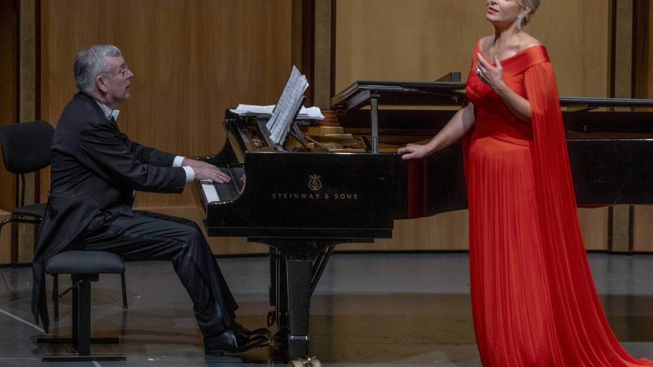 Elīna Garanča mit ihrem pianistischen Begleiter Malcolm Martineau. 