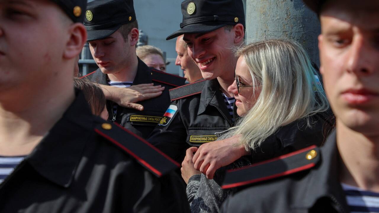 Yaroslav verabschiedet sich von seiner Freundin Nadezhda in St. Petersburg. Yaroslav verabschiedet sich von seiner Freundin Nadezhda in St. Petersburg.