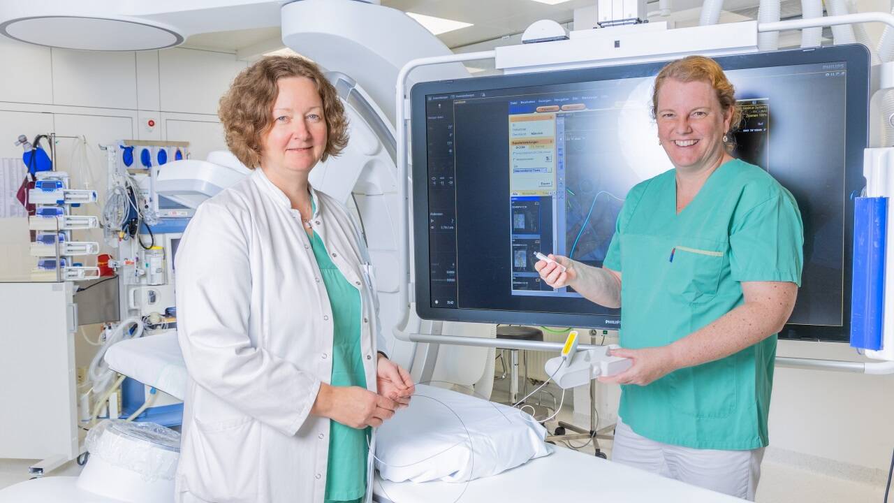 Radiologie-Direktorin Elke Gizewski (links) und Gefäßchirurgie-Direktorin Sabine Wipper mit dem Lichtleiterdraht Lumi Guide.   Radiologie-Direktorin Elke Gizewski (links) und Gefäßchirurgie-Direktorin Sabine Wipper mit dem Lichtleiterdraht Lumi Guide.