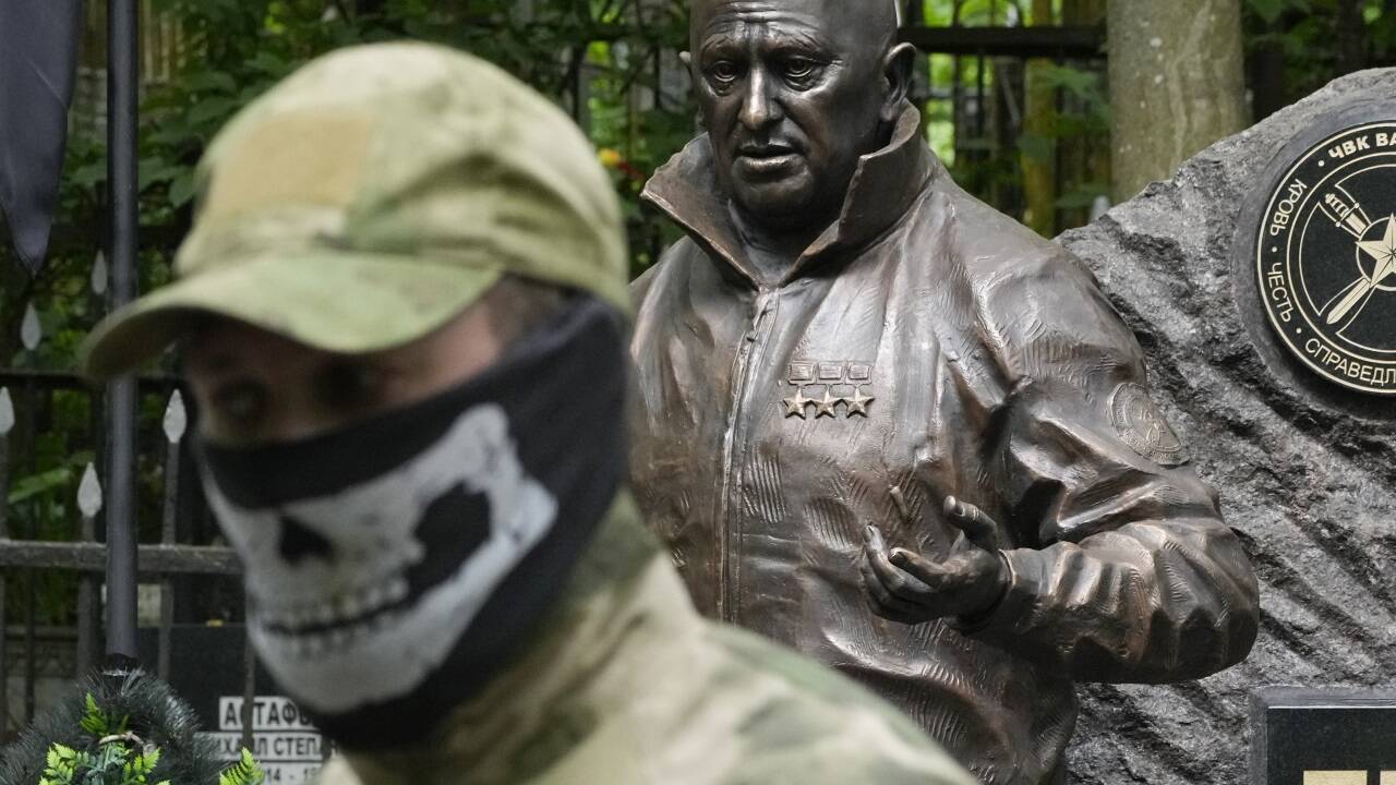 Ein Wagner-Söldner steht vor Prigoschins Grab in St. Petersburg.  Ein Wagner-Söldner steht vor Prigoschins Grab in St. Petersburg.