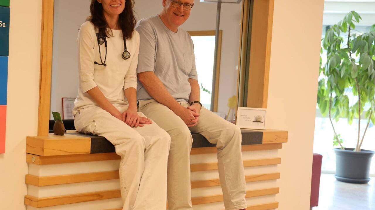 Anna Lettmayer und Norbert Stöckl können ohne Vertretungen, die sie selbst zahlen, die Arbeit in ihren Ordinationen nicht bewältigen.   Anna Lettmayer und Norbert Stöckl können ohne Vertretungen, die sie selbst zahlen, die Arbeit in ihren Ordinationen nicht bewältigen.