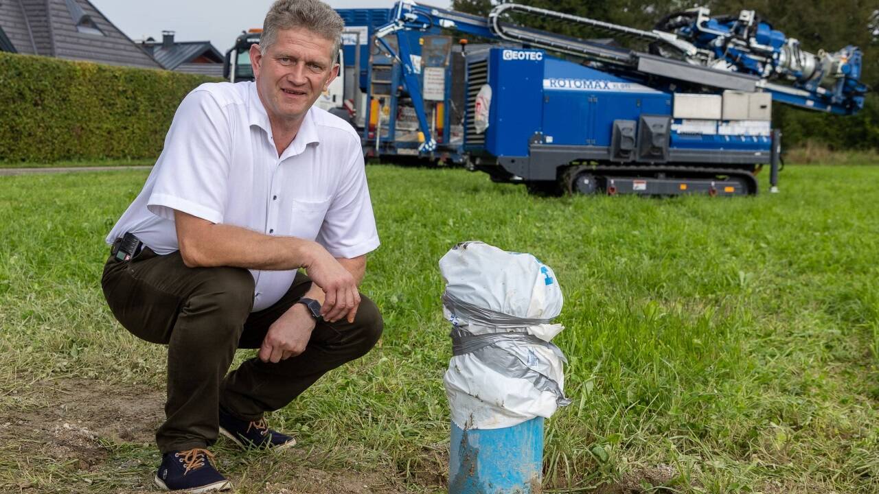 Er sitzt an der Quelle: Bürgermeister Martin Köllersberger bei der neuen Trinkwasser-Bohrstelle neben dem Henndorfer Strandbad. 