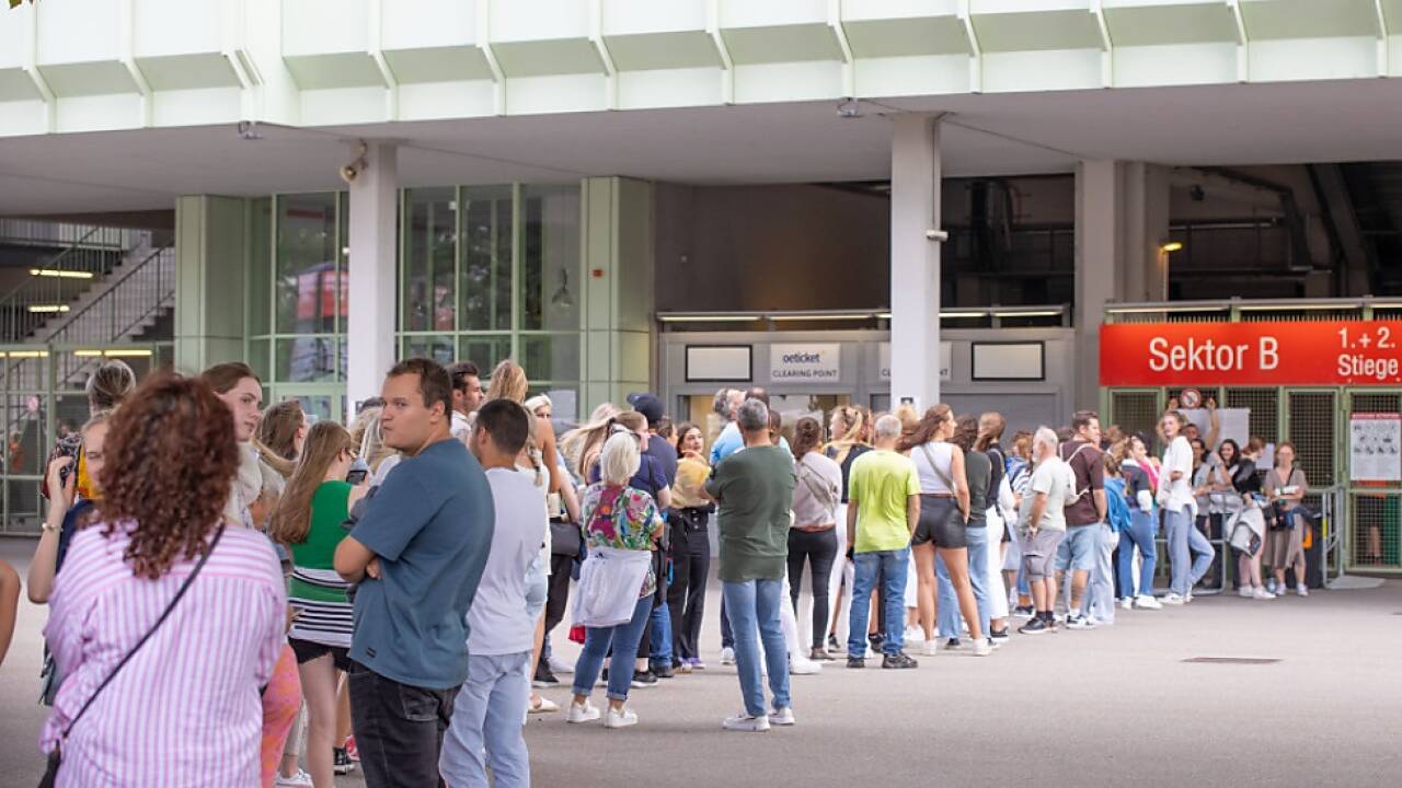 Geduldige Coldplay-Fans warteten auf Einlass  Geduldige Coldplay-Fans warteten auf Einlass