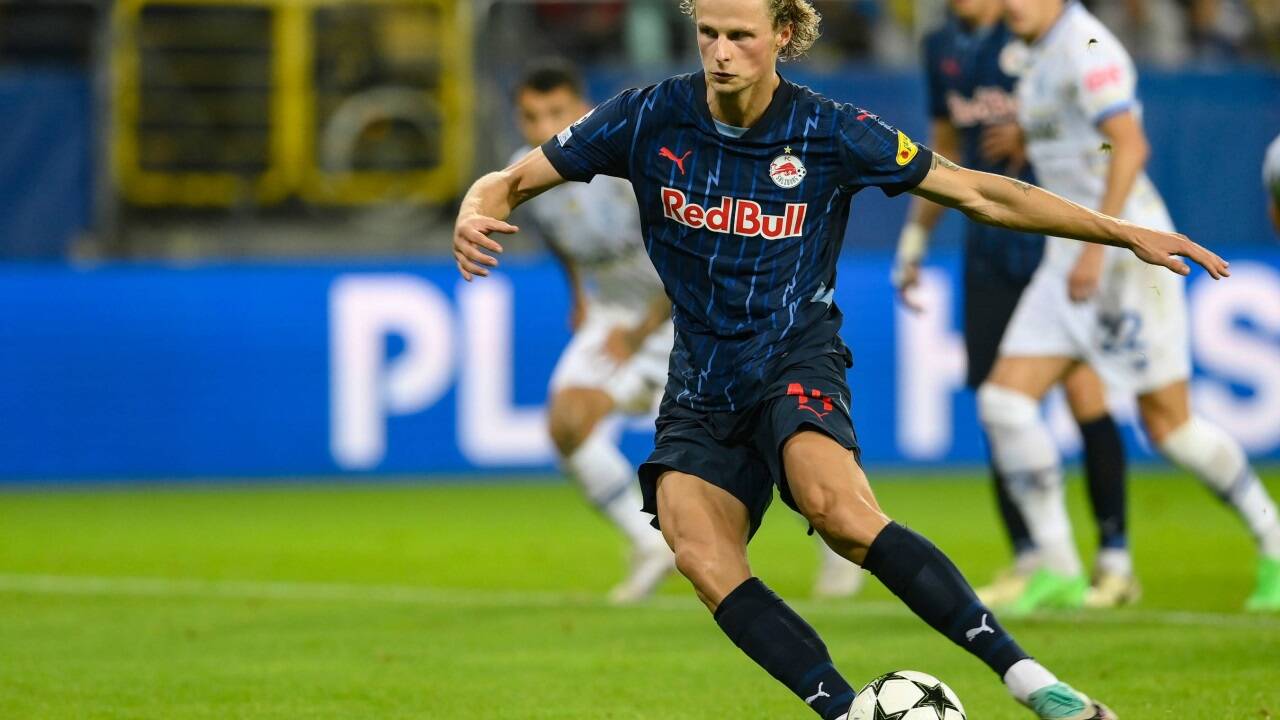 Maurits Kjærgaard erzielte per Elfmeter das 2:0 für Red Bull Salzburg.  Maurits Kjærgaard erzielte per Elfmeter das 2:0 für Red Bull Salzburg.