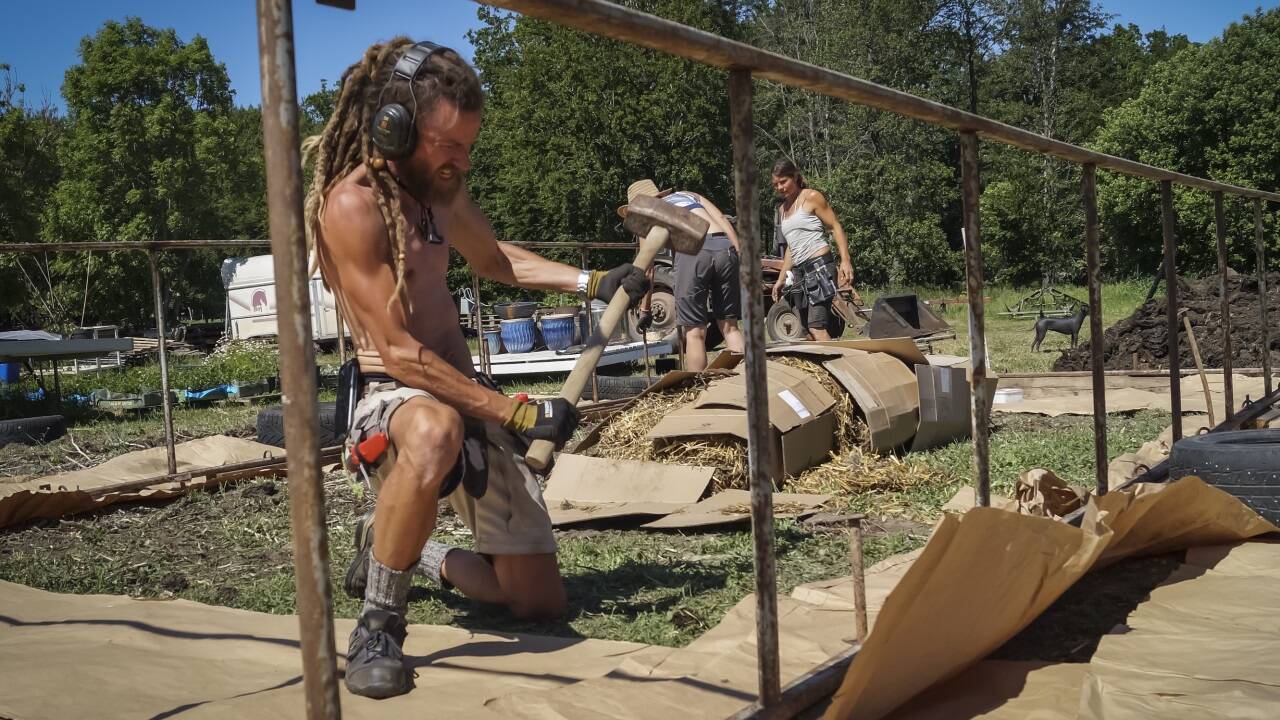 Improvisation und Tatkraft: Jon beim Aufbauen eines kleinen Gewächshauses. 