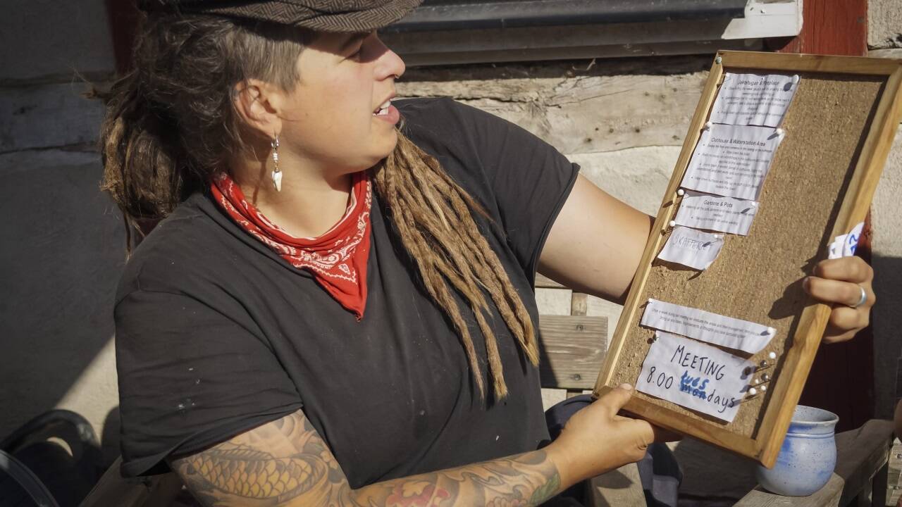 Biobäuerin Angelika bei der wöchentlichen Besprechung mit ihren helfenden Händen. 