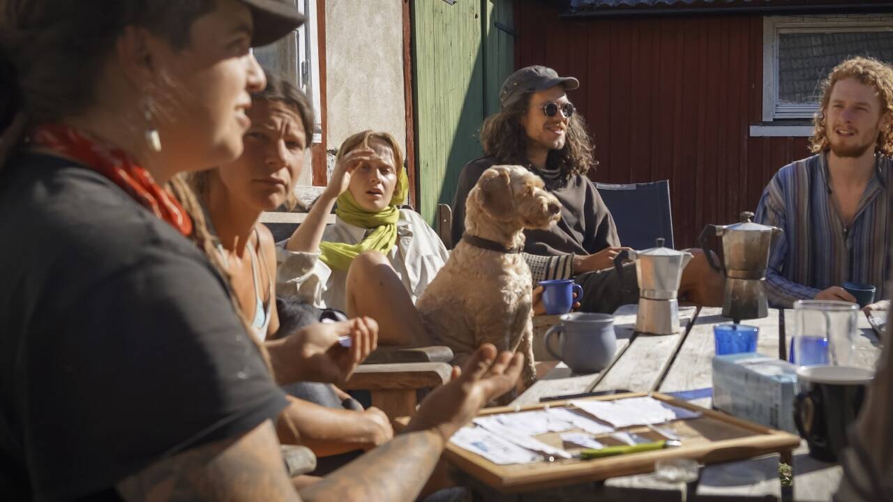 Die wöchentliche Besprechung steht an auf „Angelikas Gård“ in Brösarp in Südschweden. 