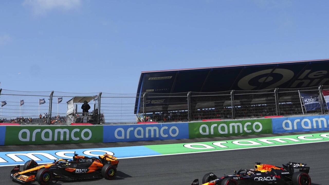 Red-Bull-Pilot Max Verstappen (rechts) will am Sonntag in Zandvoort nicht das Nachsehen gegenüber Oscar Piastri im McLaren haben. 
